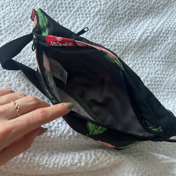 LEVIS Cross Body Small Bag - Picture 4 of 5